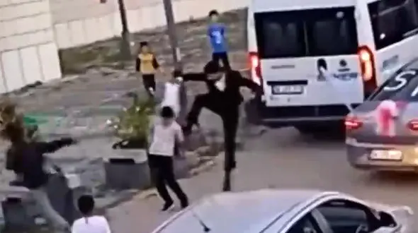 ببینید / لگد وحشیانه مرد بی‌رحم به پسربچه / برخورد شدید کودک با زمین!