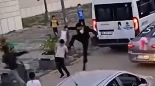 ببینید / لگد وحشیانه مرد بی‌رحم به پسربچه / برخورد شدید کودک با زمین!