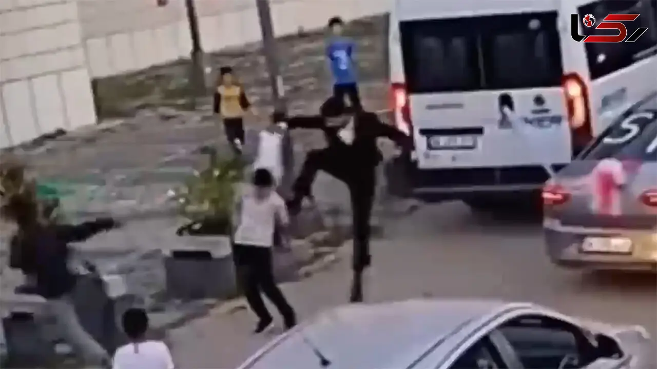 ببینید / لگد وحشیانه مرد بی‌رحم به پسربچه / برخورد شدید کودک با زمین!