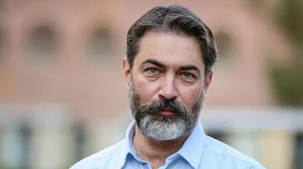 پارسا پیروز فر عکسی از دوران اول ابتدایی اش منتشر کرد +عکس/سنگ تمام آقای بازیگر روز اول مدرسه