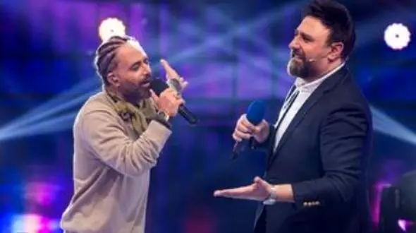 فیلم / مات و مبهوت شدن داوران صداتو از اجرای فوق العاده  شازده‌خانوم ستار توسط جوان ناشناس !  فقط ذوق محمد علیزاده را ببینید !