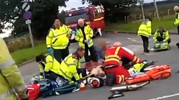 انجام عمل قلب باز روی موتورسوار در خیابان!+ عکس
