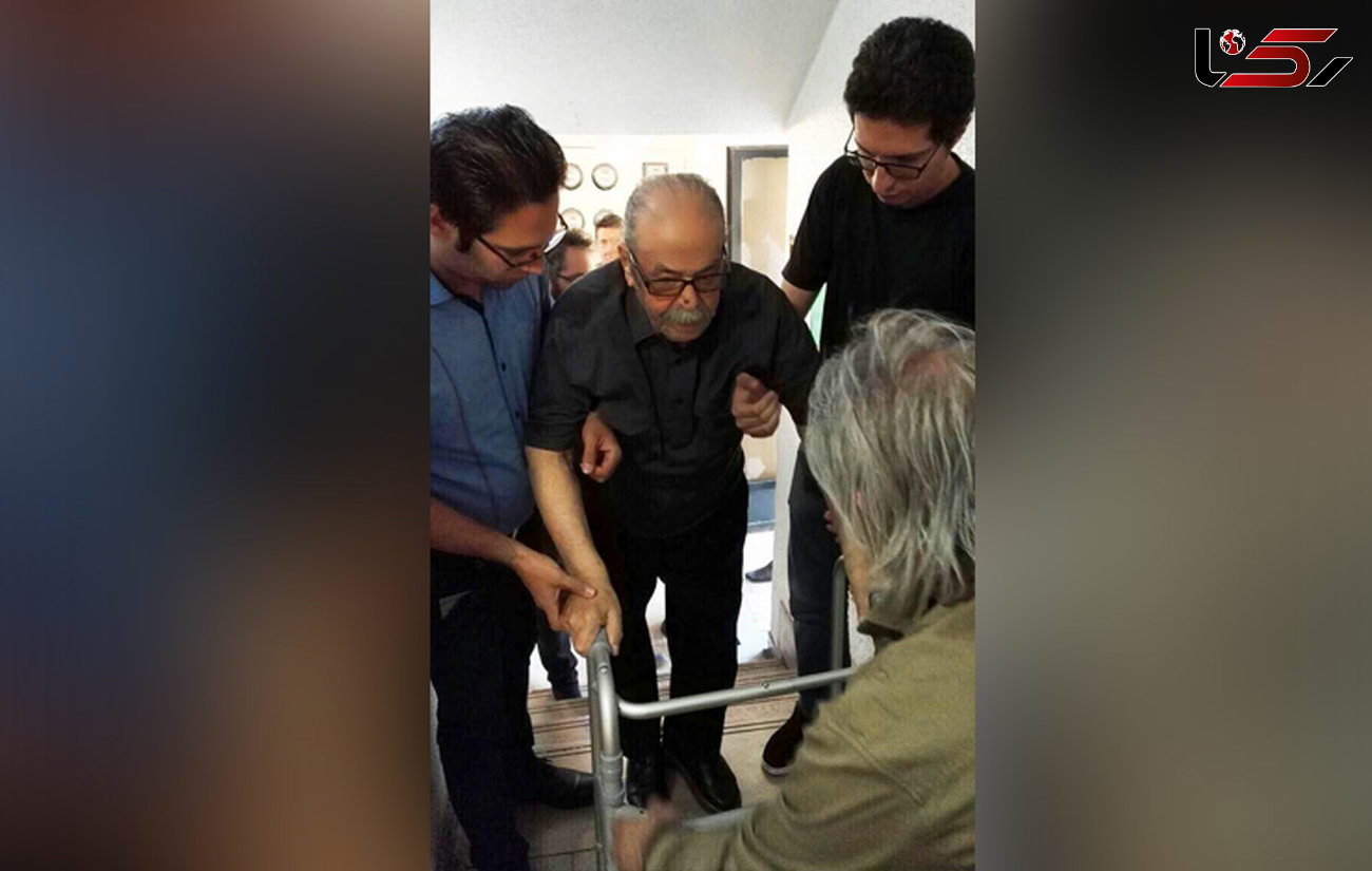 حضور محمدعلی کشاورز با شرایط خاص جسمانی در خانه داوود رشیدی +عکس