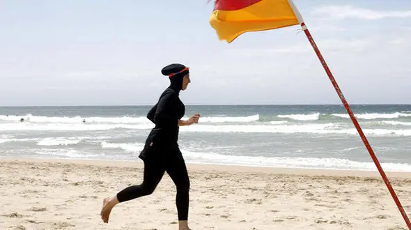 پلیس زن جوان را وادار به در آوردن مایوی اسلامی در ساحل فرانسه کرد+عکس