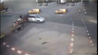 ببینید / تصادف وحشتناک 2 اسب با یک ماشین در چهارراه! + فیلم