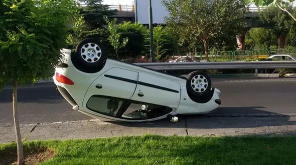 ماجرای چپ شدن پژو 206 در بزرگراه صیاد شیرازی + فیلم و تصاویر