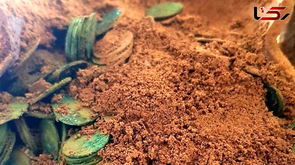 مردی دنبال قطعۀ گمشدۀ «تراکتور» می‌گشت، «کوزۀ گنج 400 ساله» را پیدا کرد + عکس کوزه و سکه های عهد عتیقه