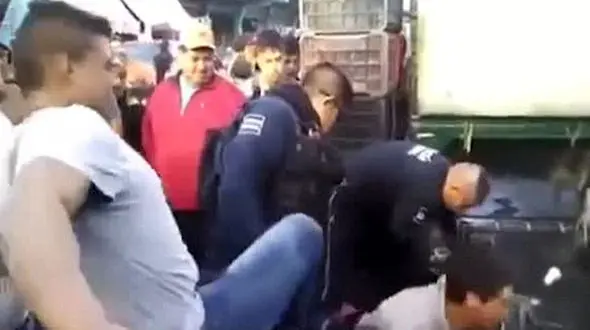 دزد را در برابر دوربین برهنه کردند تا پلیس برسد + تصاویر