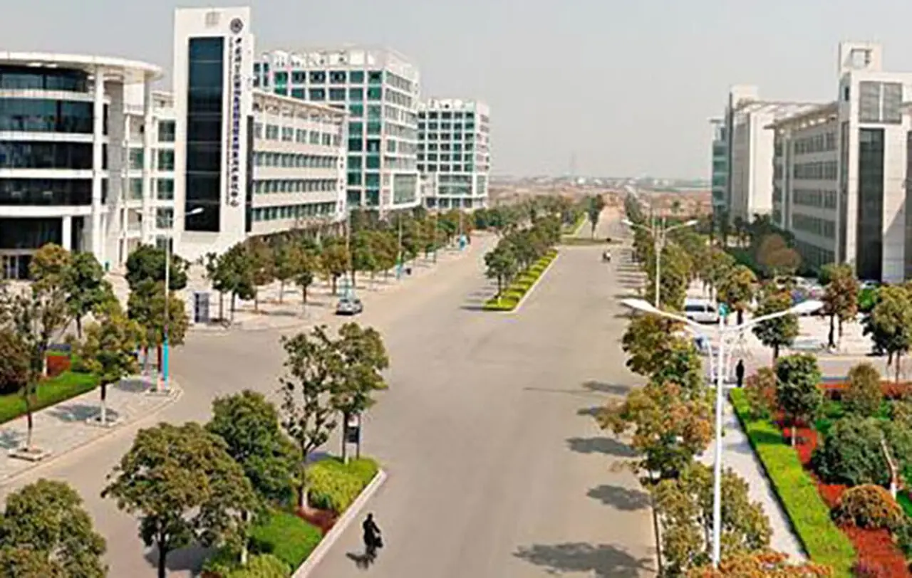 عمل وقیح استاد با دختر دانشجو پس از پایان کلاس درس / از این اقدام کثیف یک دانشجو فیلم گرفت و...
