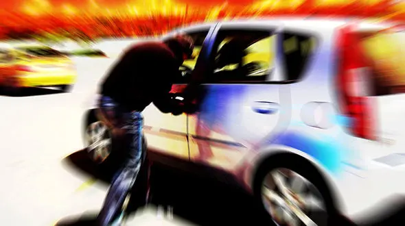 عروس در آرایشگاه بود که داماد دستبند به دست با پلیس به آنجا رفت!