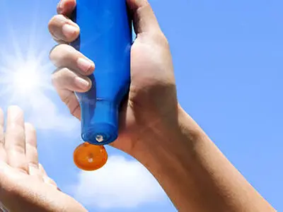 SPF 100 بهتر از SPF 30 است؟ متخصصان پوست پاسخ می‌ دهند