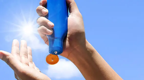 SPF 100 بهتر از SPF 30 است؟ متخصصان پوست پاسخ می‌ دهند