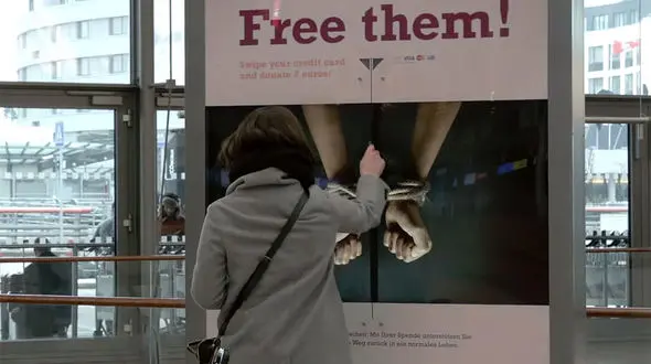 ابتکار جالب یک خیریه برای جمع آوری کمک های مردمی برای فقرا و زندانیان بدهکار +فیلم