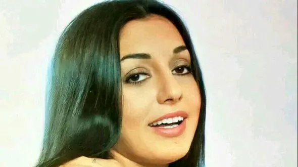 عکس باحجاب گوگوش در فرودگاه کویت/ خانم خواننده تسلیم قانون حجاب کویت شد !