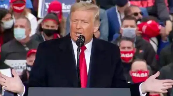 وحشت از هواپیمای ناشناس بر فراز محل گردهمایی انتخاباتی ترامپ / شلیک موشک همه را ترساند