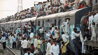 ببینید / ویدیویی باورنکردنی از آویزان شدن مردم از مترو در بمبئی هندوستان + فیلم عجیب