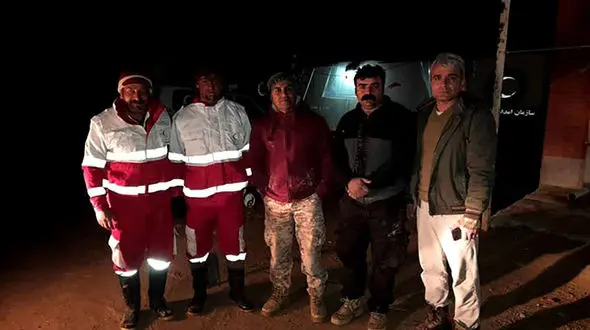 نجات جان ۲ معلم گرفتار در برف / هلال احمر وارد عمل شد + عکس