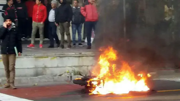 آتش زدن موتور در اعتراض به واکنش پلیس در تهران + فیلم و عکس 