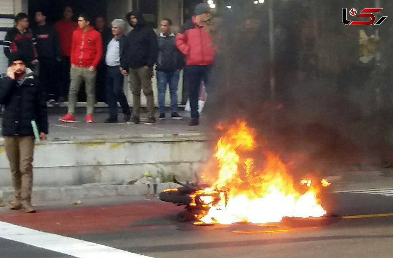 آتش زدن موتور در اعتراض به واکنش پلیس در تهران + فیلم و عکس 