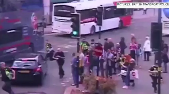 18 ماه زندان برای جوانی که با چکش در ایستگاه مترو مردم را ترساند +فیلم وعکس