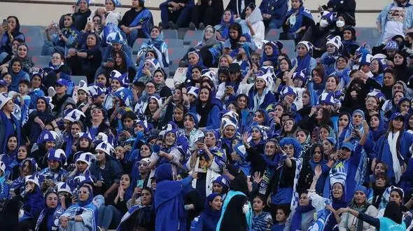 بازی استقلال و نساجی با حضور بانوان؟