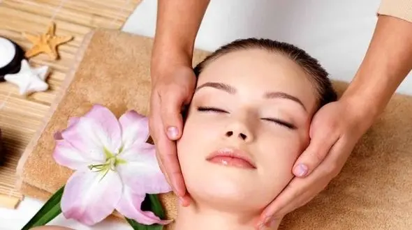 ماساژ قاشقی برای جوانسازی پوست+جزئیات