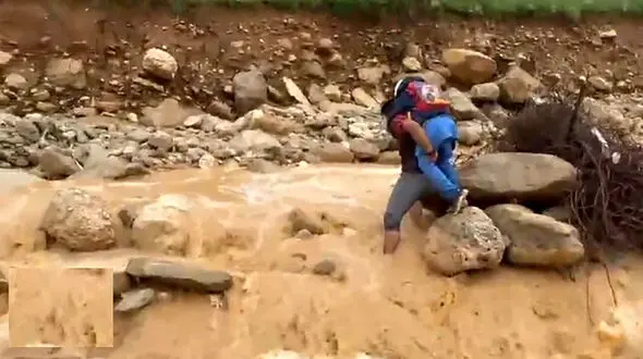 نجات 2 دختر دانش آموز از میان سیل هولناک کوهدشت / معلم فداکار فرشته نجات بود + فیلم 