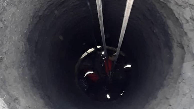 نجات معجزه آسای کارگر از عمق چاه ۱۰ متری 