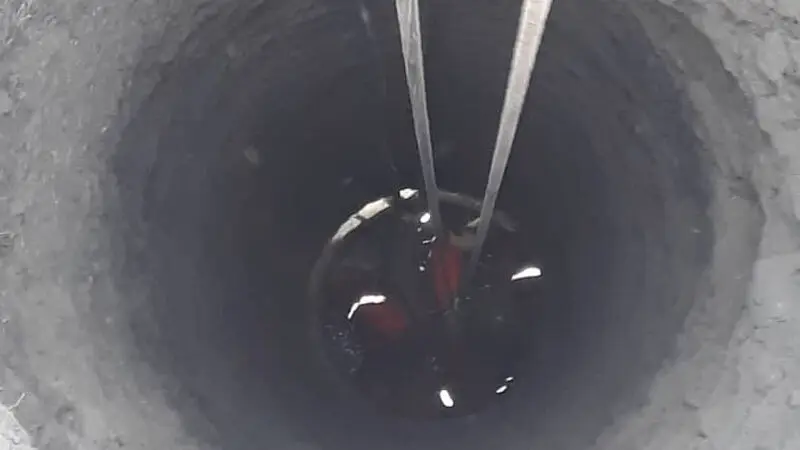 نجات معجزه آسای کارگر از عمق چاه ۱۰ متری 