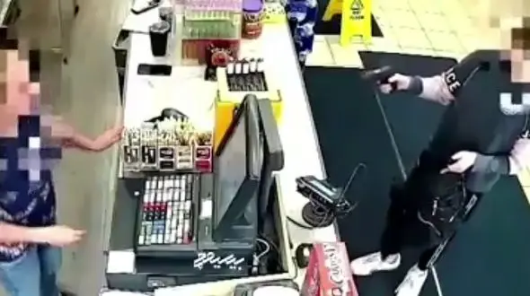 فیلم خونسردانه سرقت مسلحانه پسر 12 ساله از یک مغازه / او تیراندازی کرد