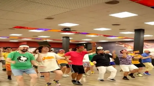 فیلم آواز شاد /  آقایون توی باشگاه طوری از جون و دل برا رقص مایه گذاشتن نمیدونی کدومو نگا کنی !