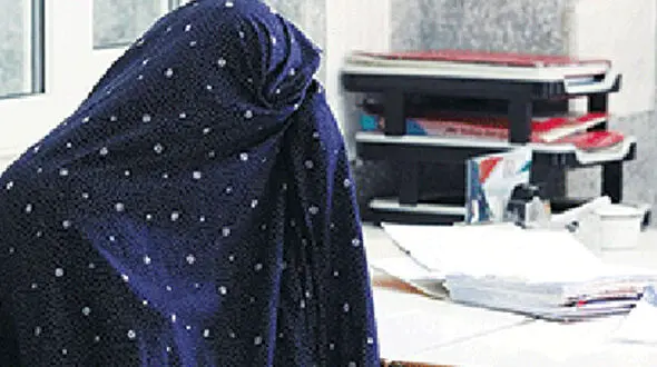 پیشنهادهای شرم آور دوستان یک مرد زندانی به همسر جوانش