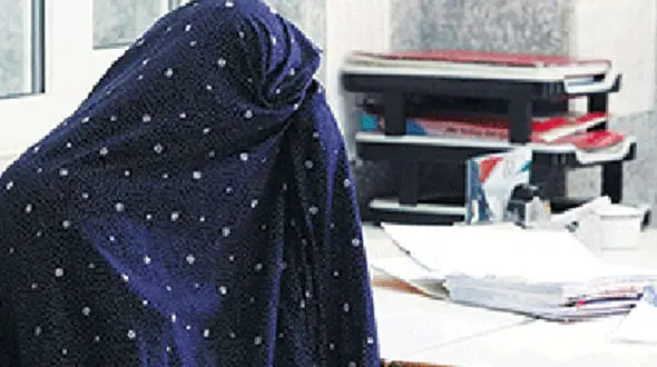 پیشنهادهای شرم آور دوستان یک مرد زندانی به همسر جوانش