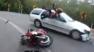 نجات معجزه آسای موتورسواری که شاخ به شاخ با ماشین تصادف کرد+فیلم و عکس