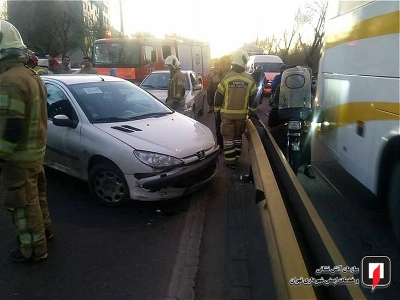 برخورد دو دستگاه خودرو بایکدیگر در بزرگراه بعثت