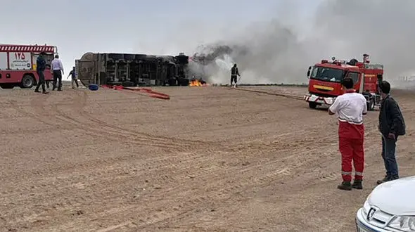 واژگونی تانکر حمل سوخت در محور شادمهر به مهنه/ آتش سوزی موجب مسدود شدن جاده شد