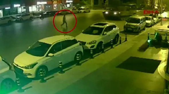 اقدام عجیب مرد ترکیه ای در شوخی با تانک های کودتاچی ها+فیلم