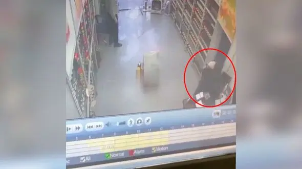 فیلم لحظه سرقت گوشی توسط زن تهرانی همراه با کودکش