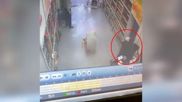 فیلم لحظه سرقت گوشی توسط زن تهرانی همراه با کودکش