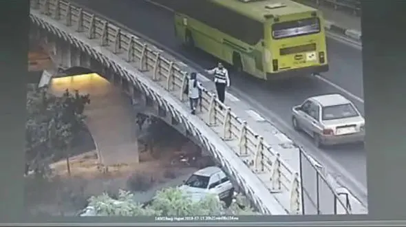 پلیس راهور فرشته نجات یک دختر تهرانی شد + عکس لحظه خودکشی دختر 18 ساله