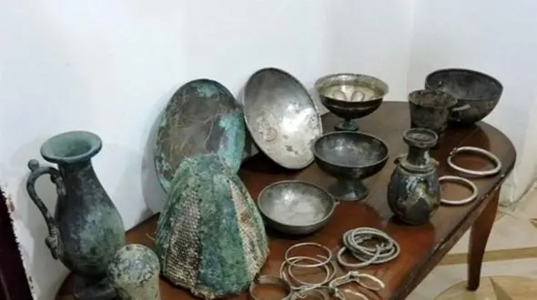 بازداشت مرد گنج دوست قبل از آب کردن عتیقه ها / در لرستان رخ داد