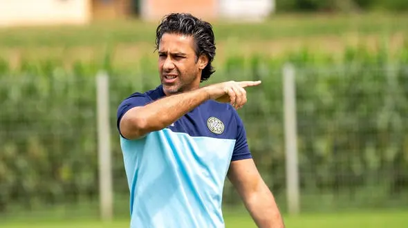 عکس‌| سلفی فرهاد مجیدی و مادرش مقابل برج خلیفه