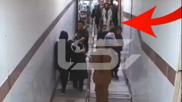 فیلم سرقت عجیب در درمانگاه امام رضا کرمانشاه / دزدی گوشواره از گوش دختربچه در آغوش مادر