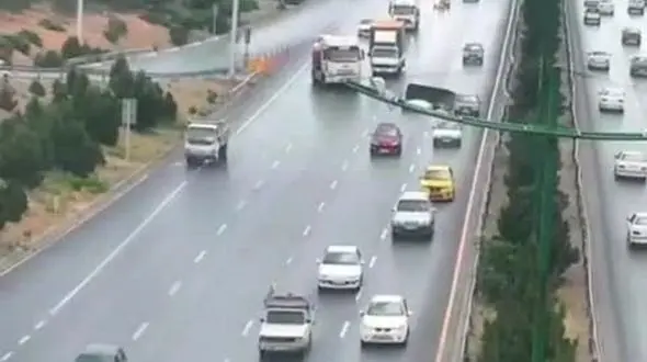 فیلم لحظه وحشتناک قیچی کردن تریلی وسط بزرگراه شهید دستجردی به دلیل لغزندگی آسفالت / ببینید