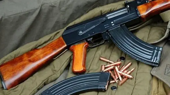 مرگ قاتل شرور پسرعمو با شلیک دقیق پلیس ! / این مرد با کلاشینکف جولان می داد ! + عکس مهمات قاتل