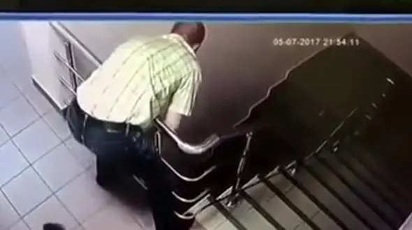 خودکشی یک مجرم در راه پله دادگاه + فیلم