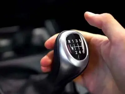 اشتباه رایج رانندگان هنگام تعویض دنده که مصرف سوخت را بالا می‌ برد