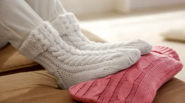 سردی پاها نشانه چیست؟ معرفی غذاهای موثر در کاهش آن + تحلیل جدول‌ 