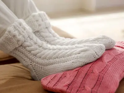 سردی پاها نشانه چیست؟ معرفی غذاهای موثر در کاهش آن + تحلیل جدول‌ 