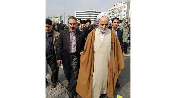 حاج آقا قرائتی در راهپیمایی 22 بهمن +عکس